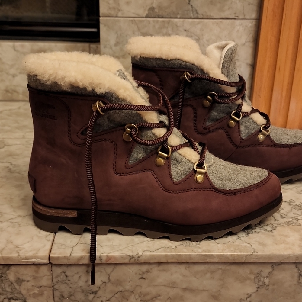 Sorel Sneakchic Alpine Size 8 Like New Cattail Gum Boot